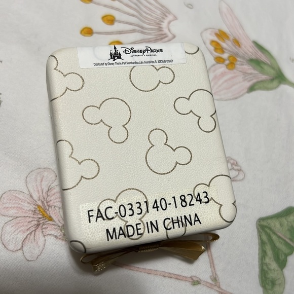 DISNEYLAND EARRINGS - Picture 2 of 3